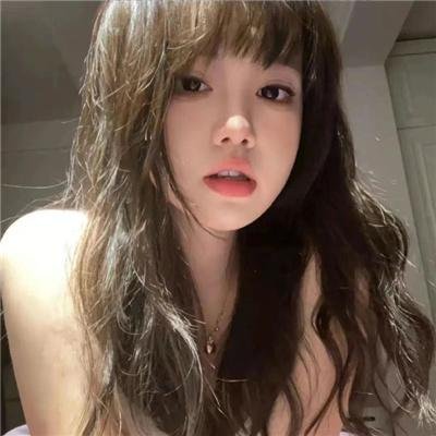 她在这里